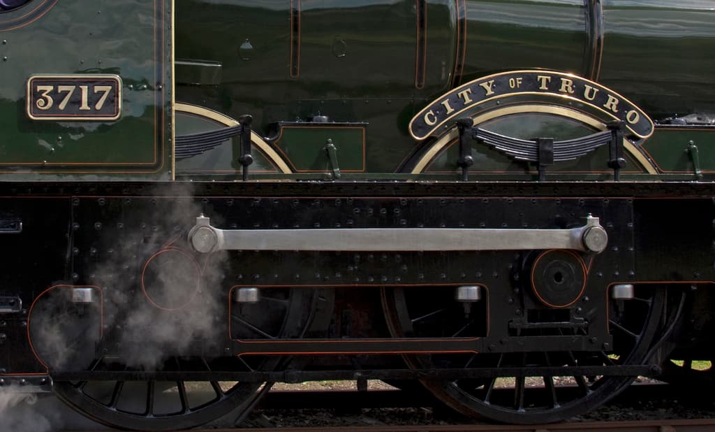 Ein Zug fährt auf Schienen.