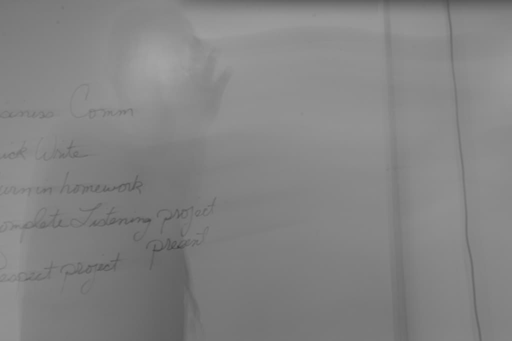 Ein Blatt Papier mit einer Schrift darauf.