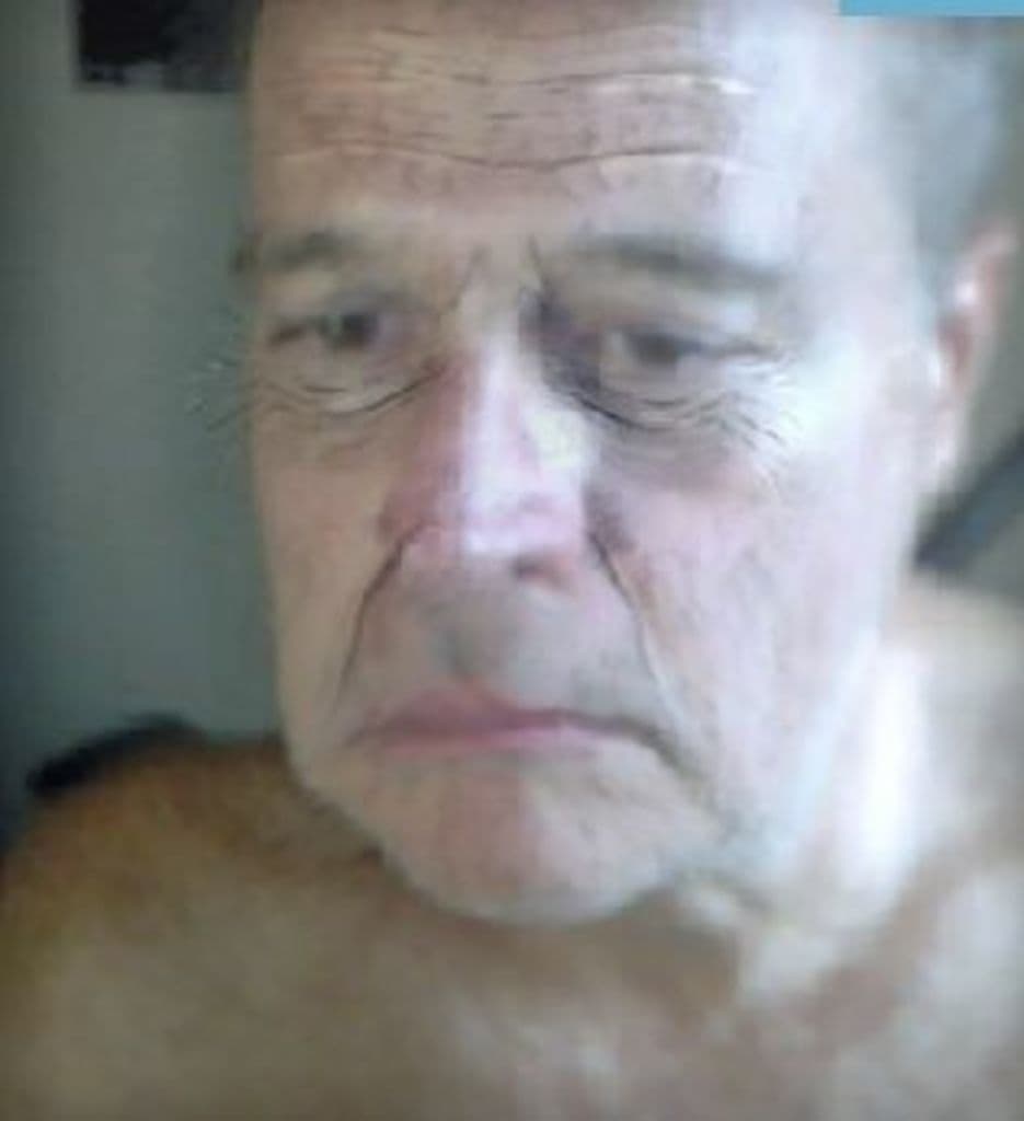 Ein unscharfer Bild eines alten Mannes.