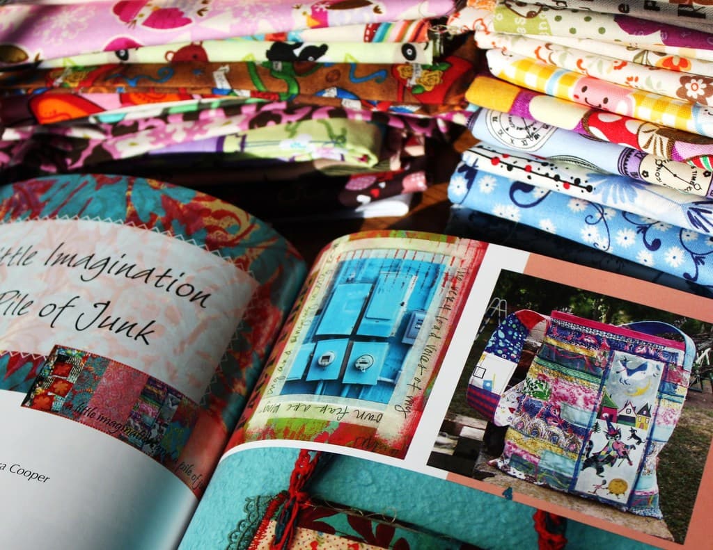 Ein einzelnes Buch mit einem sichtbaren Buchrücken und Umschlag.