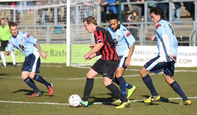 Eine Gruppe von Menschen beim Fußballspielen.
