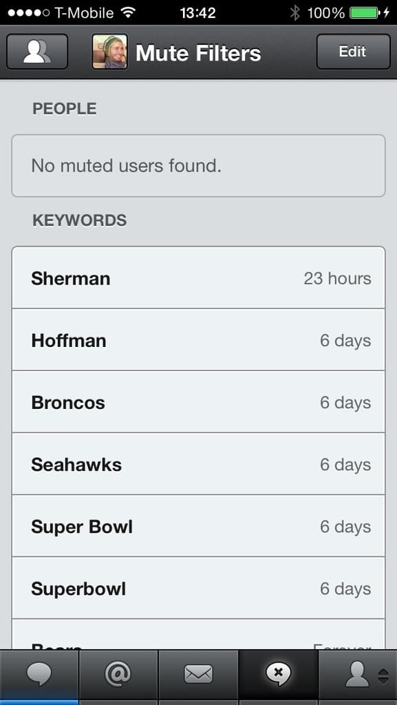 Ein mobiles Display mit WiFi-Symbol und vollem Akku oben, sowie Logos unten.