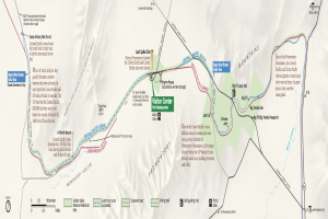 Ein detaillierter Parkplan mit verschiedenen farbigen Wegen, Punkten von Interesse und Text, der den Standort des Besucherzentrums anzeigt, sowie Parkinformationen wie Annehmlichkeiten und Merkmale.