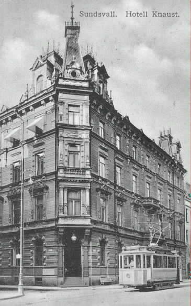 Ein Schwarz-Weiß-Foto einer Straßenbahn auf der Straße vor dem Sundsvall Hotel in Knaust, Schweden, mit einem Mast im Vordergrund und Text oben auf dem Bild.