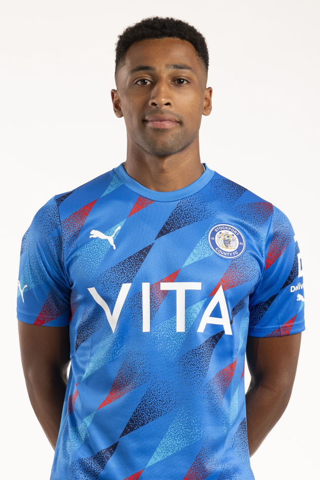 Ein Mann in einem blauen Leicester City Away-Shirt von der Saison 2019/20 steht vor einem weißen Hintergrund.