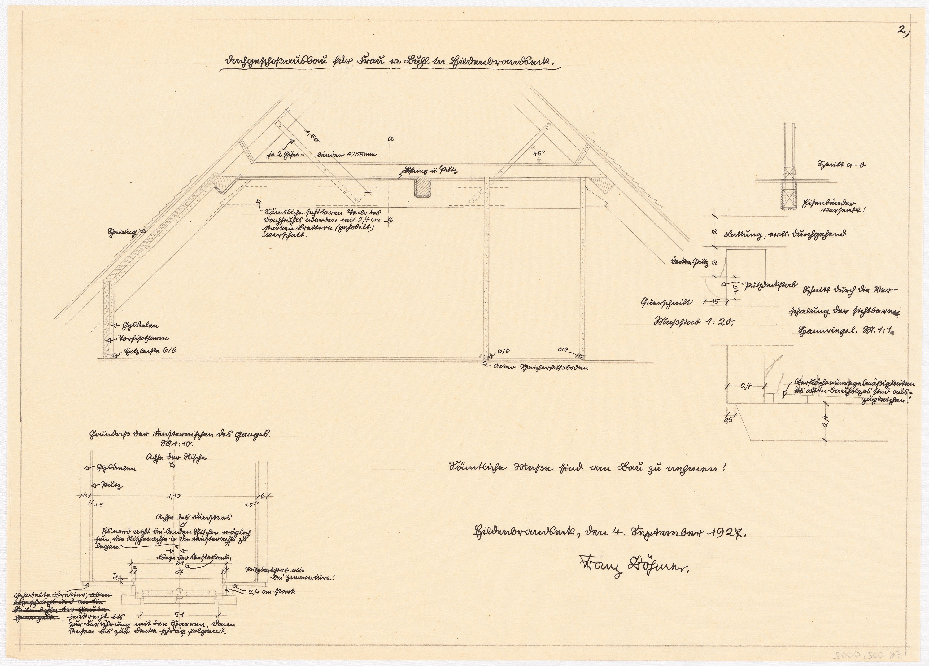 Schwarzes und weißes Architekturzeichnung eines Hauses mit einem geneigten Dach, beschriftet als erster Grundriss, begleitet von detailliertem Text und strukturellen Anmerkungen auf altem Papier.