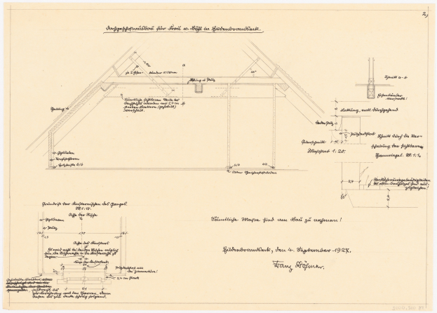 Schwarzes und weißes Architekturzeichnung eines Hauses mit einem geneigten Dach, beschriftet als erster Grundriss, begleitet von detailliertem Text und strukturellen Anmerkungen auf altem Papier.