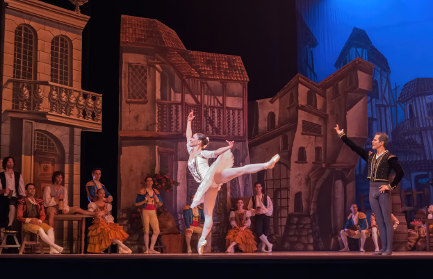 Zwei Tänzer treten auf der Bühne der Royal Opera House in London auf.
