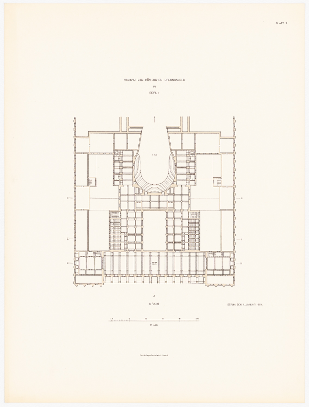 Ein detaillierter architektonischer Grundriss des Neubaus des Königlichen Opernhauses in Berlin, der ein Gebäude mit zahlreichen Fenstern und begleitendem Text zeigt.