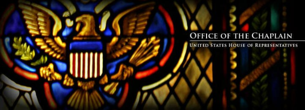 Ein Bleiglasfenster mit dem Logo des US-Repräsentantenhauses, Büro des Kaplan, mit einem Adler auf einem Schild, umgeben von einem Lorbeerkranz und einem Banner mit der Aufschrift "US-Repräsentantenhaus."