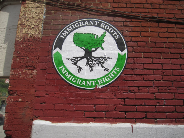 Ein Plakat, das an einer Ziegelwand angebracht ist.