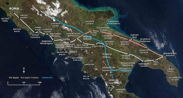 Eine Karte von Italien mit einer blauen Linie, die eine kreisförmige Zugroute von und nach Rom zeigt, mit beschrifteten Städten und Ortschaften entlang des Weges.