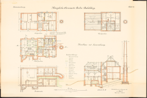 Altes Buch mit einem detaillierten architektonischen Plan der Königliche Hermwerk Berlin-Baklberg, einschließlich Text und Gebäudeplan.