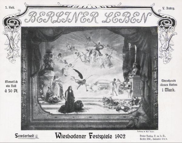 Schwarz-weißes Foto einer Bühne von den Wiesbadener Festspielen aus dem Jahr 1902, das Darsteller in traditioneller deutscher Tracht und ein applaudierendes Publikum zeigt.