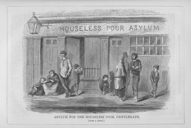 Schwarz-weiß-Zeichnung einer Gruppe von Menschen, die vor einem Gebäude mit der Aufschrift "Asyl für Obdachlose, Cripplegate" mit erleuchteten Türen und Fenstern stehen.
