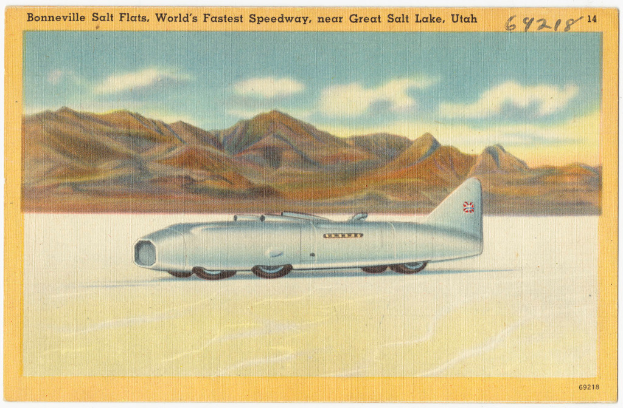 Ein weißes Flugzeug ist im Vordergrund dargestellt, mit Hügeln im Hintergrund und einem Himmel oben, möglicherweise als Foto gerahmt.