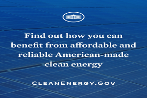 Plakat mit einem blauen Kreis-Logo, das einen weißen Stern und weißen Text enthält, der "Finden Sie heraus, wie Sie von erschwinglicher und zuverlässiger amerikanischer Made Clean Energy profitieren können", und einen hellblauen Hintergrund.