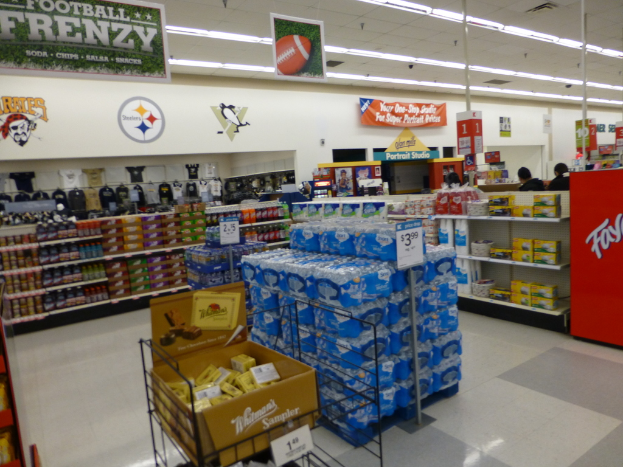 Eine Einkaufszentrumsauslage mit verschiedenen Gegenst?nden, darunter L?mpen und Plakate auf Gestellen.