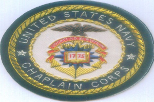 Ein rundes Patch mit blauem Hintergrund und weißem Rand, das den Text 'United States Navy Chaplain Corps' in weiß zeigt, in der Mitte platziert.