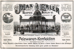 Eine Werbung aus der Vergangenheit für Max Erler Leipzig in Berlin, Deutschland, die eine Gruppe von Menschen vor einem Gebäude zeigt, mit Text, der wahrscheinlich ein Ereignis ankündigt.