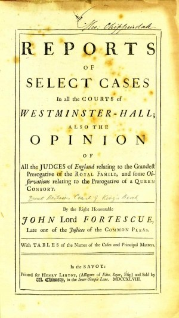 Altes Buch mit dem Titel 'Berichte über ausgewählte Fälle in den Gerichten von Westminster-Hall sowie die Meinung von John Lord Fortescue' geöffnet auf einer Seite mit schwarzer Tinte.