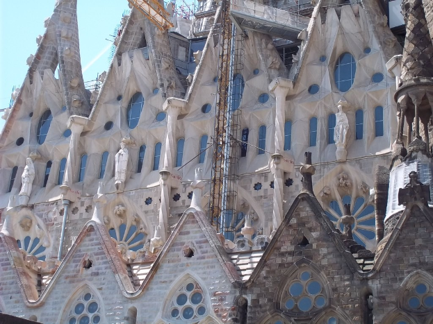 Ein im Bau befindliches Gebäude mit mehreren Skulpturen und einem klaren Himmel darüber.