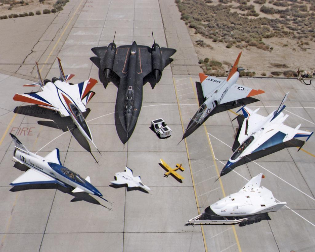 Jet-Flüge stehen im Mittelpunkt des Bildes mit einer Landebahn unten und Büschen im Hintergrund.