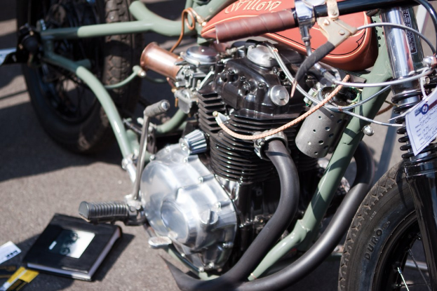Motorräder und ein aufgeschlagenes Buch auf einer Oberfläche.
