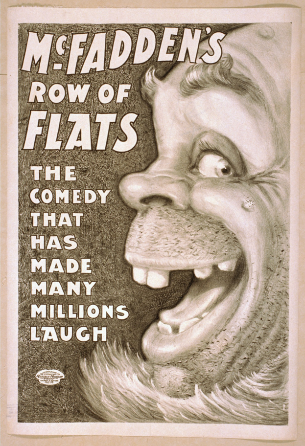 Plakat einer lachenden Person mit wilden Haaren, weit aufgerissenen Augen und einem strahlenden Grinsen, vor einem hellgelben Hintergrund, mit dem Text "McFadden's Row of Flats: The Comedy That Has Made Many Millions Laugh" darüber.