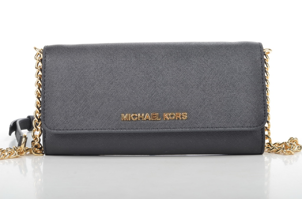 Eine Michael Kors Handtasche wird gezeigt.