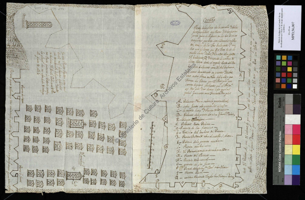 Ein aufgeschlagenes Buch mit einer detaillierten, farbenfrohen Stadtkarte mit beschrifteten Straßen, Gebäuden und Sehenswürdigkeiten.