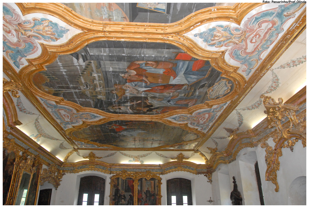 Eine Ansicht eines Dachs mit Zeichnungen darauf, die die rechte Seitenwand zeigt.