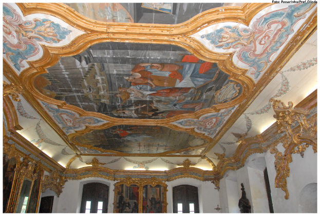 Eine Ansicht eines Dachs mit Zeichnungen darauf, die die rechte Seitenwand zeigt.