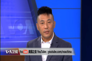 Ein chinesischer Nachrichtensprecher im Anzug und Krawatte erscheint auf einem Fernseher mit Text unten und einem blauen Hintergrund.