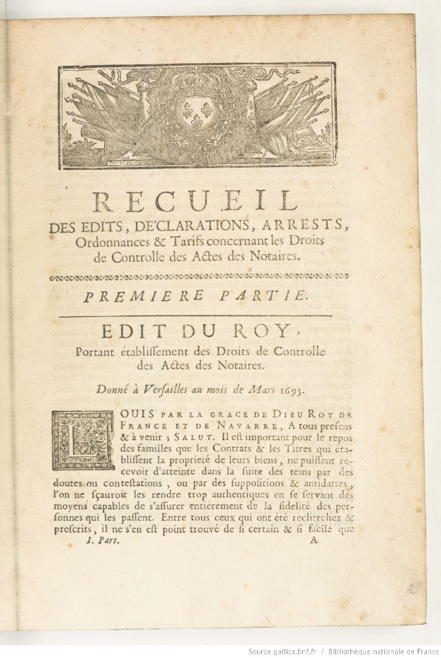 Offenes Buch mit dem Titel "Recueil des Edits, Declarations, Arrests, Ordinances & Tarifs Concentrantes des Droits de Controlles des Actes des Notaires", veröffentlicht 1793, mit sichtbarem Text und einer Zeichnung auf der Seite.