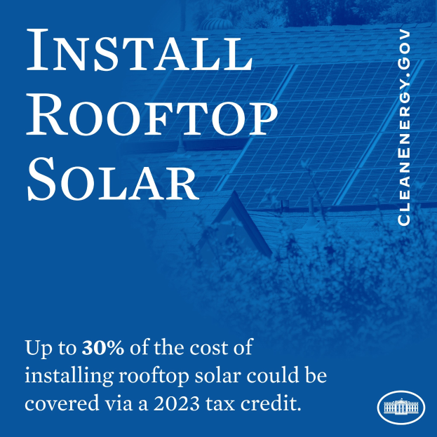 Plakattext lautet "Dach-PV installieren - Bis zu 30% der Kosten für die Installation von Dach-PV k├änen über einen Steuerbonus 2023 gedeckt werden" mit B├Ąumen und einem Geb├Ąude mit Solarpanelen im Hintergrund.