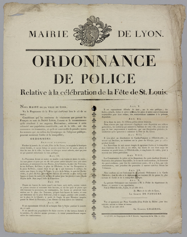 Altes Dokument mit der Aufschrift "Ordnance de Police" und einem krönungsförmigen Schild-Logo, das einem Gesetzbuch ähnelt mit fetter schwarzer Schrift auf weißem Hintergrund.