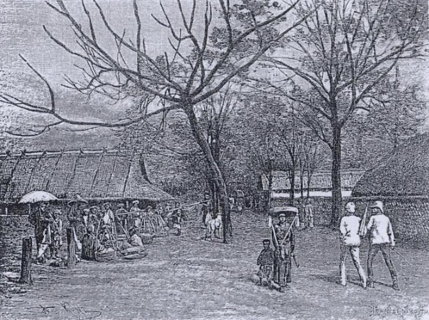 Schwarzes und weißes Zeichnung von Menschen in traditioneller Kleidung, die eine Dorfstraße in den frühen 1900er Jahren entlanggehen, mit Bäumen und Hütten im Hintergrund und einigen, die Schirme halten.