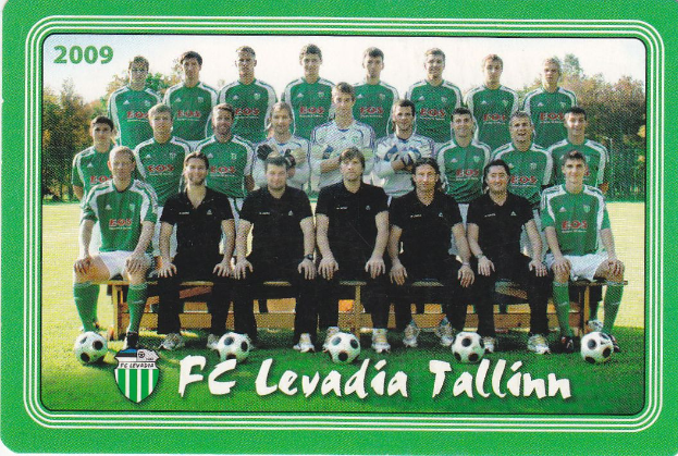 Ein Plakat der FC Levadia Tallinn Mannschaft mit einer Gruppe von Menschen im Vordergrund, Füßbälle auf dem Boden, Bäumen und einem klaren blauen Himmel im Hintergrund und Text mit einem Logo unten.
