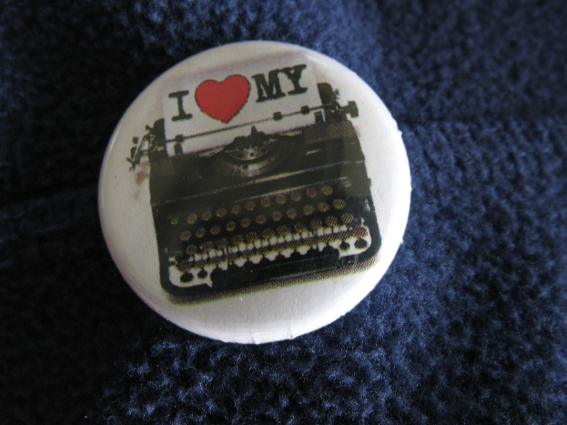 Ein Abzeichen mit einem Schreibmaschinenbild.