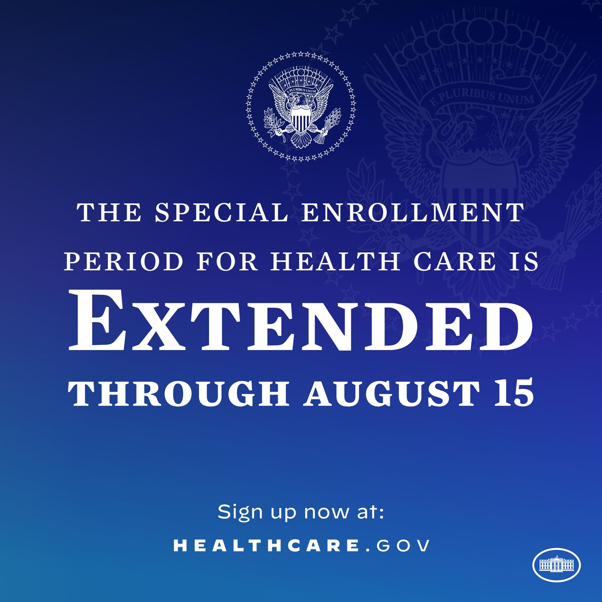 Plakat mit Text und Logo, auf dem steht: "Die Sonderanmeldefrist für die Gesundheitsversorgung ist bis zum 15. August verlängert."