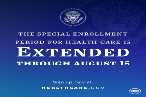 Plakat mit Text und Logo, auf dem steht: "Die Sonderanmeldefrist für die Gesundheitsversorgung ist bis zum 15. August verlängert."