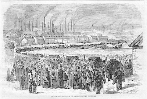 Ein Schwarz-Weiß-Zeichnung einer Gruppe von Menschen, die vor einem Fabrikgebäude mit Häusern und Rauch aus dem Schornstein im Hintergrund stehen, mit Text unten lesend 'Kohlebergbau-Katastrophe in England das Ende'.