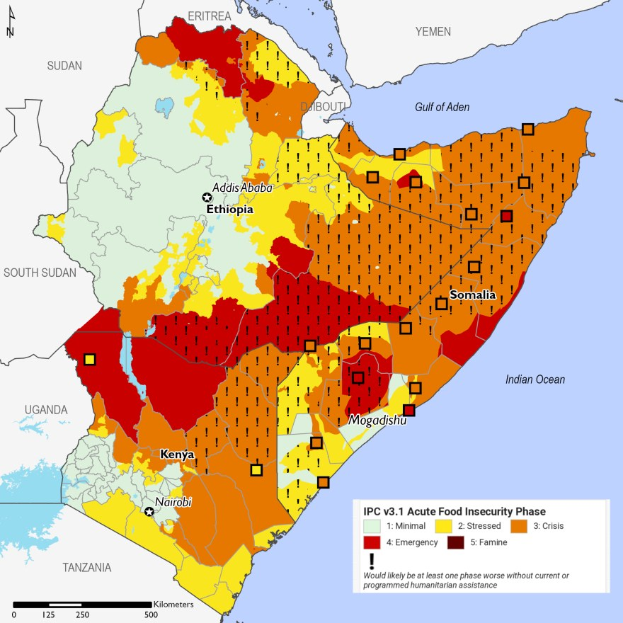 Karte von Afrika mit Farben, die verschiedene Grade der Ernährungsunsicherheit pro Land darstellen, begleitet von erklärendem Text.