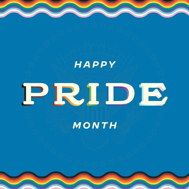 Plakat mit der Aufschrift "Happy Pride Month" in fetten, bunten Buchstaben auf blauem Hintergrund, geschmückt mit leuchtenden Regenbogenfarben.