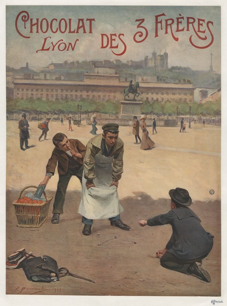 Plakat für "Chocolat des 3 Freres Lyon" mit Menschen vor Gebäuden, Bäumen, einer Statue und einem klaren blauen Himmel.