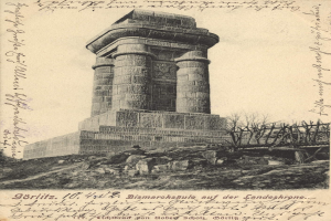 Alte Postkarte mit einer Zeichnung des Bismarck-Denkmals auf der Landeskrone, umgeben von Bäumen und Felsen, mit der Überschrift "Bismarcksäule auf der Landeskrone" unten.