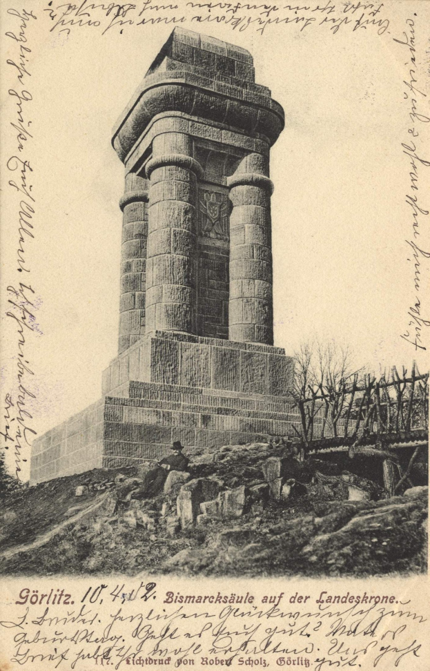 Alte Postkarte mit einer Zeichnung des Bismarck-Denkmals auf der Landeskrone, umgeben von Bäumen und Felsen, mit der Überschrift "Bismarcksäule auf der Landeskrone" unten.