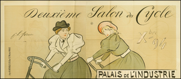 Zwei Frauen in bunten Kleidern fahren Fahrräder in einem Salon, lächeln und haben einen Textplakat im Hintergrund.