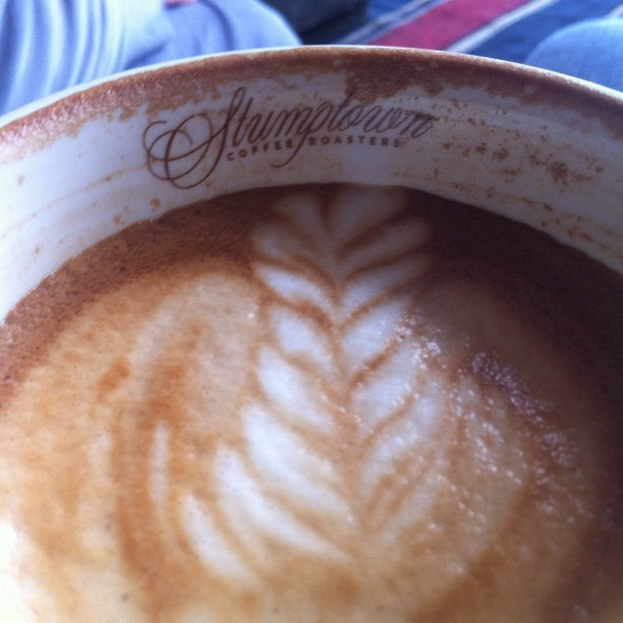 Eine Tasse Kaffee auf einem Unterteller.